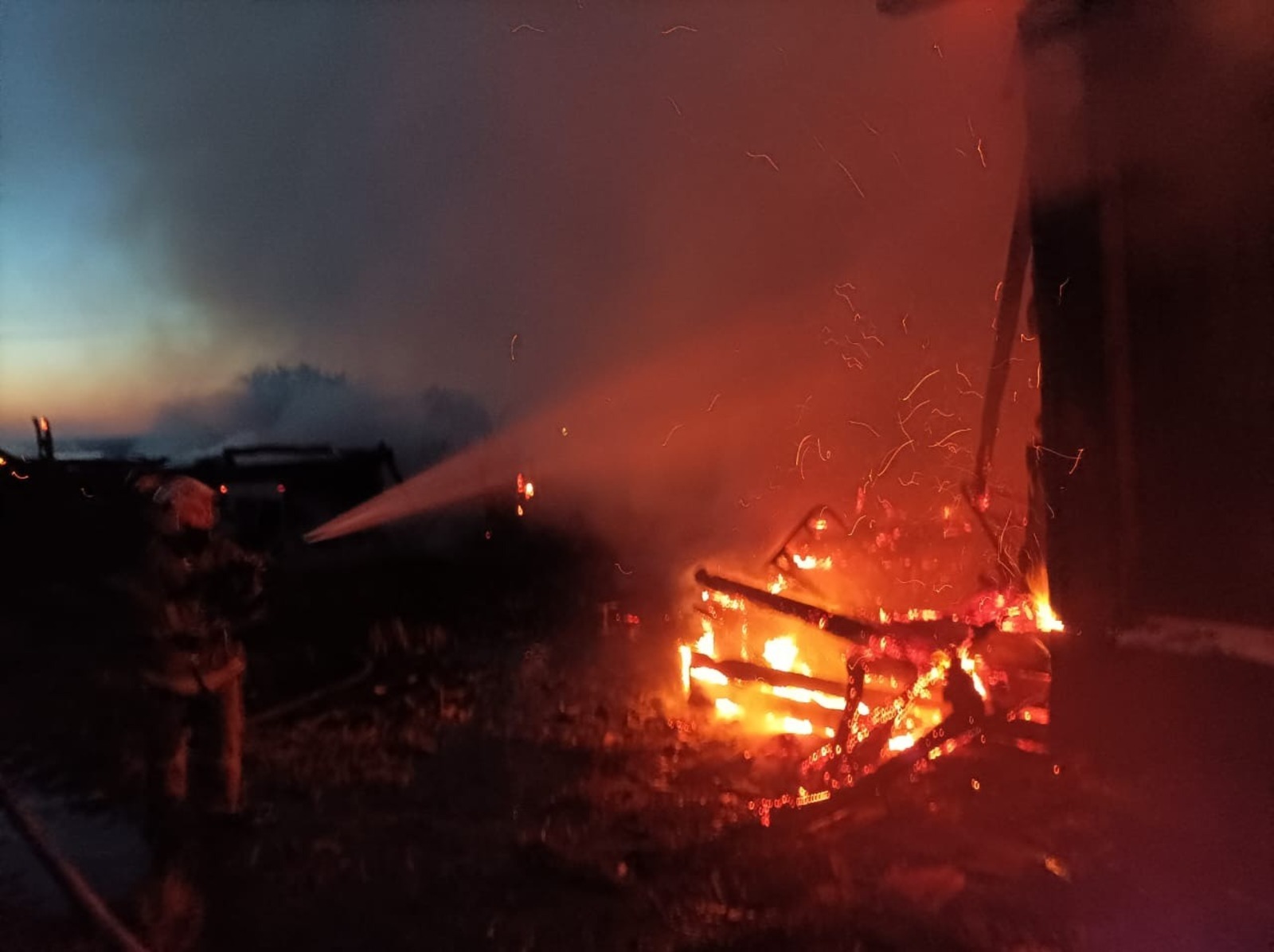 В Башкирии сгорели дом и сарай, есть пострадавшие