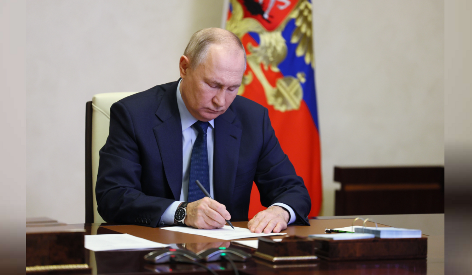 Путин поручил кабмину сосредоточиться на повышении реальных доходов граждан