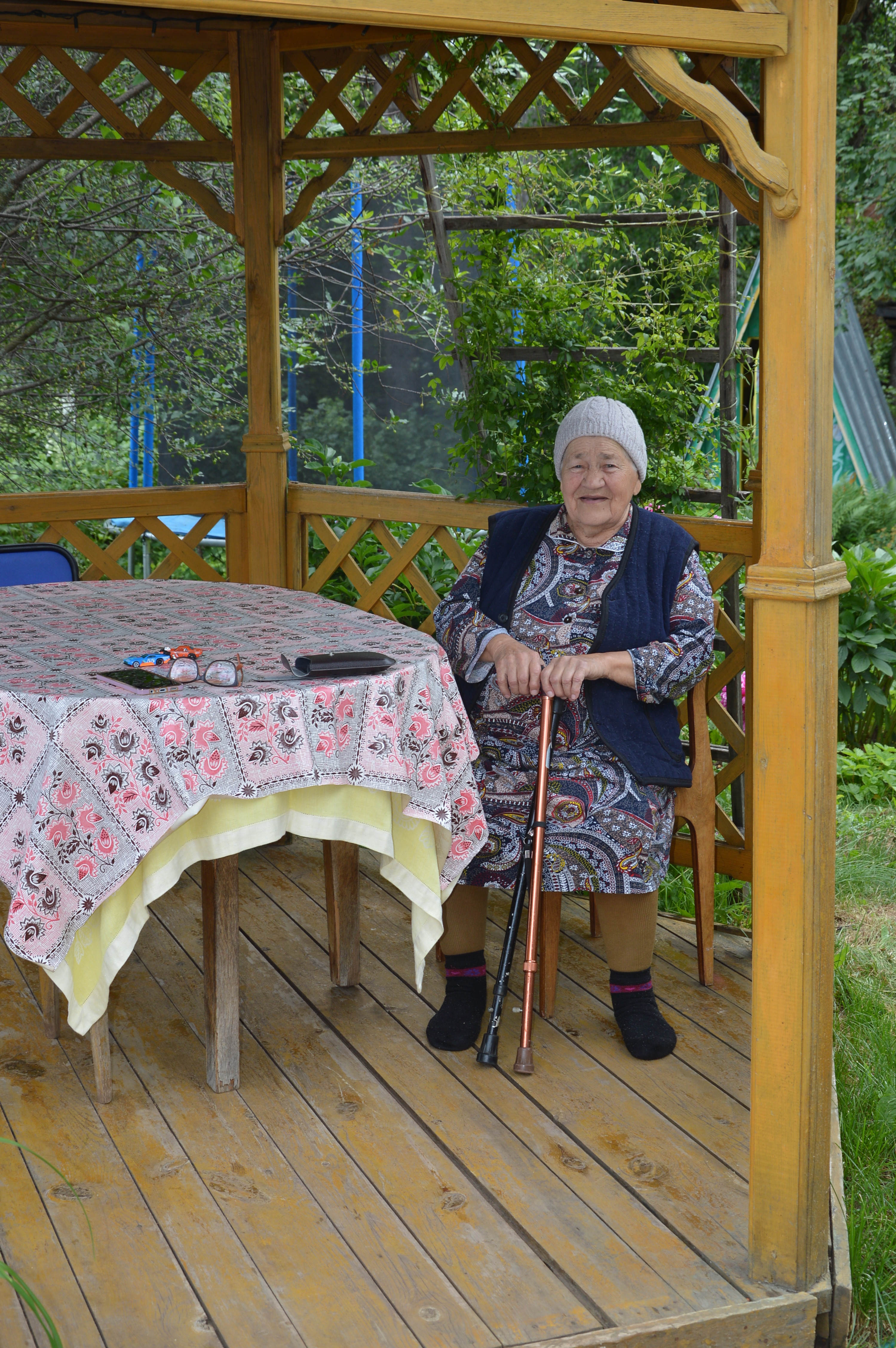 Дом под горой с цветами у крыльца