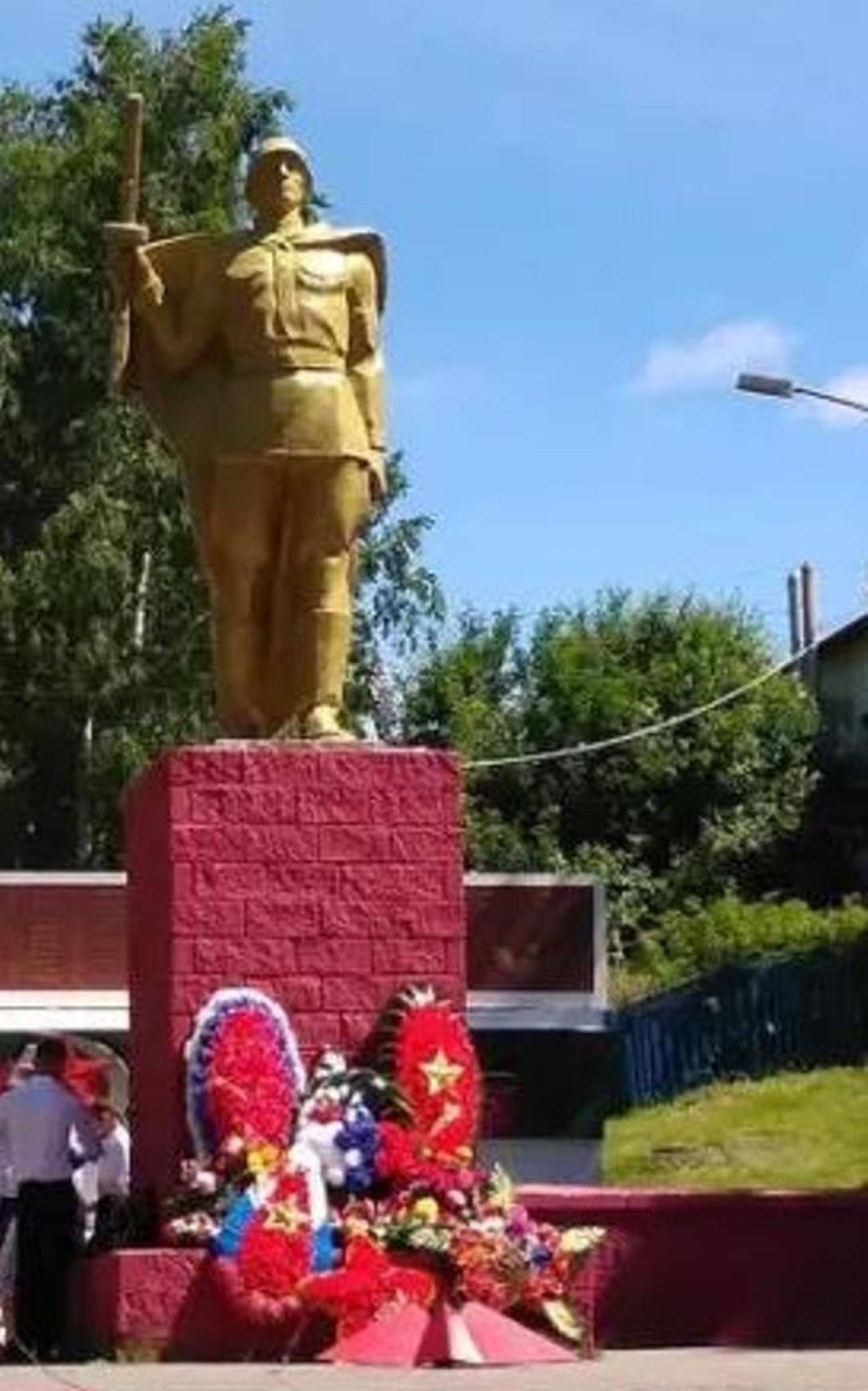 В Башкирии вандалы подожгли венки у Памятника Солдату