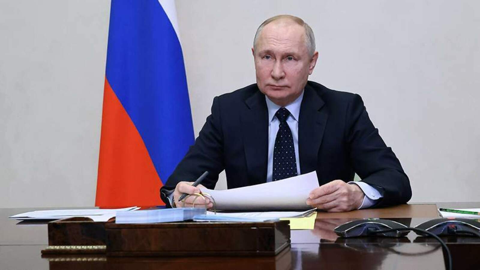 Путин включил в задачи госполитики борьбу с использованием иностранных слов
