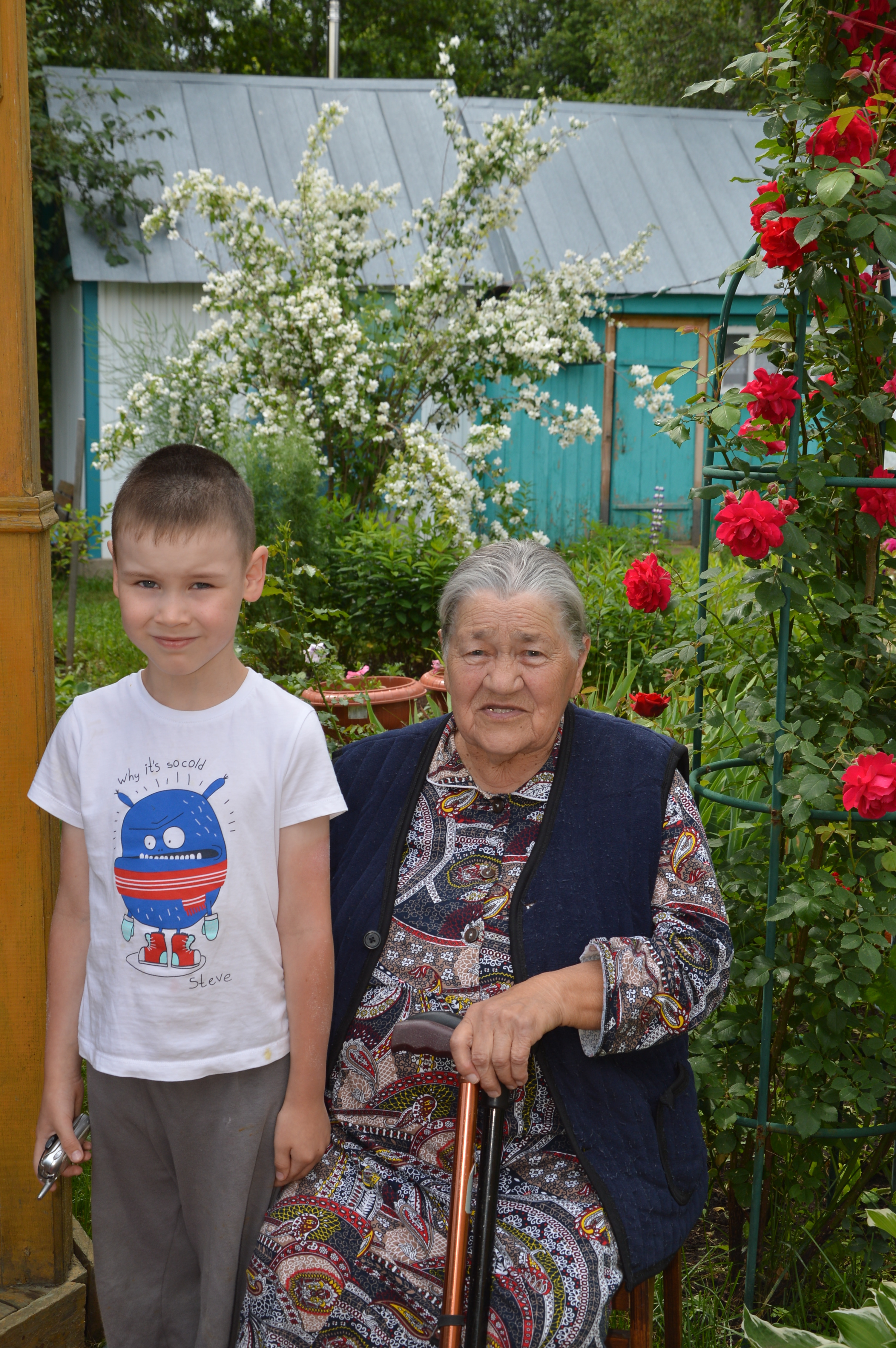 Дом под горой с цветами у крыльца