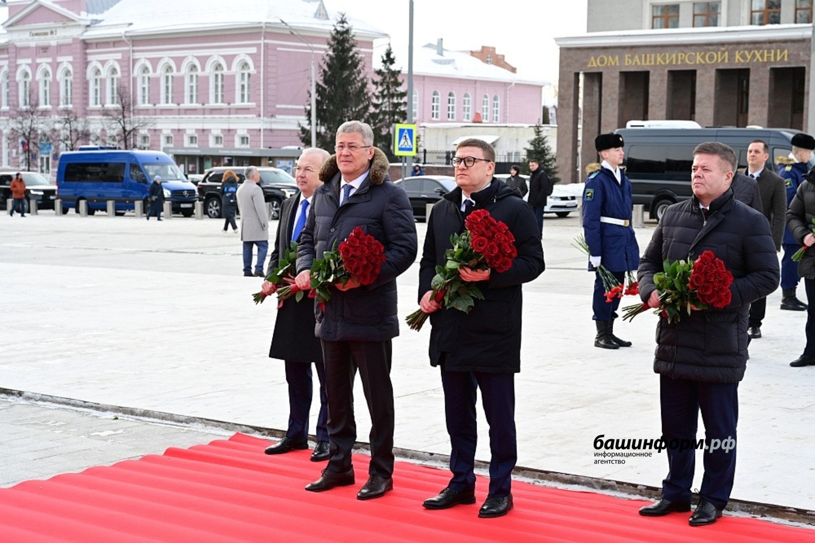 Радий Хабиров и Алексей Текслер возложили цветы к памятнику Минигали Шаймуратову