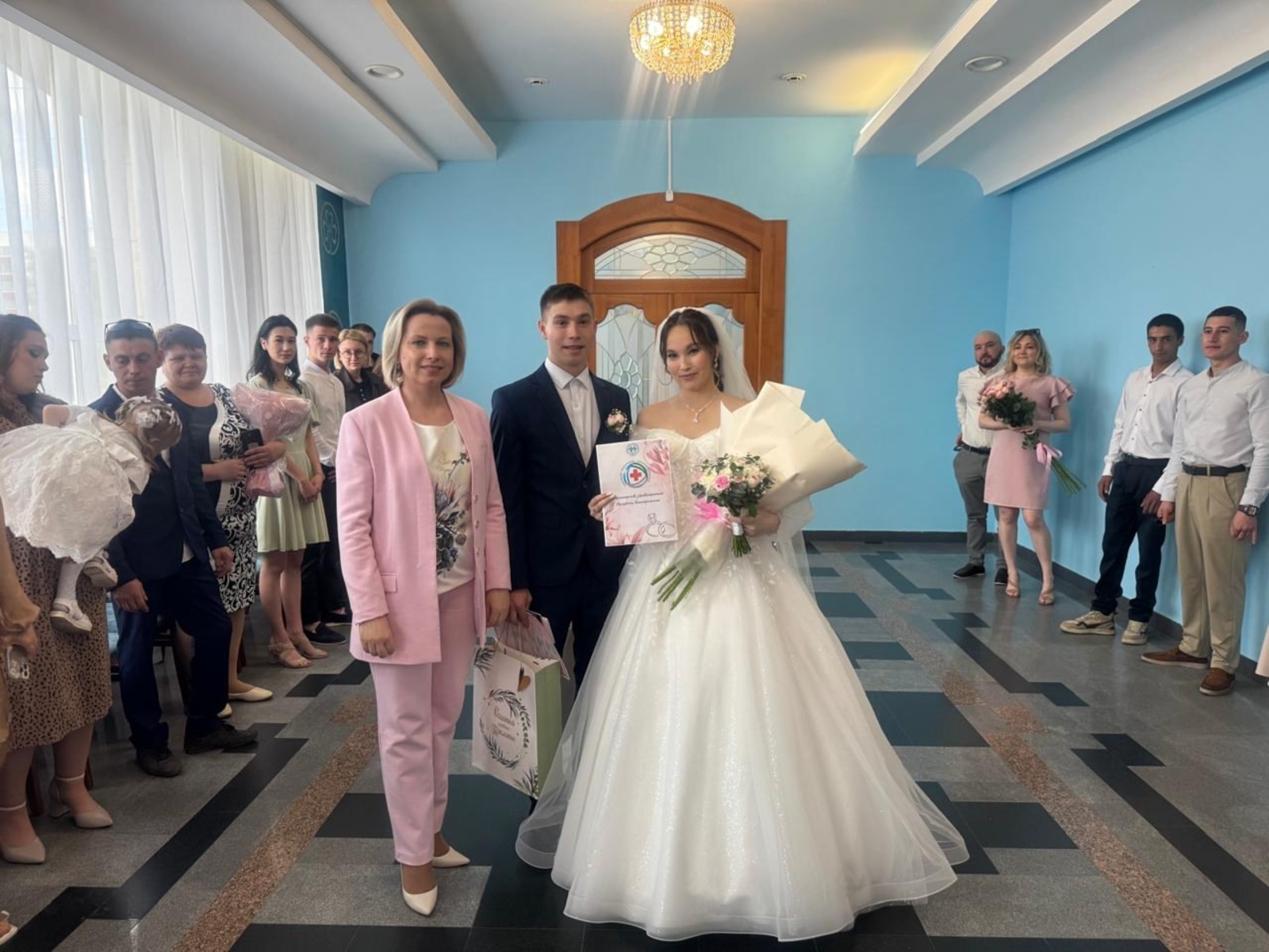 В Башкирии молодым семьям начали вручать сертификаты молодожёнов