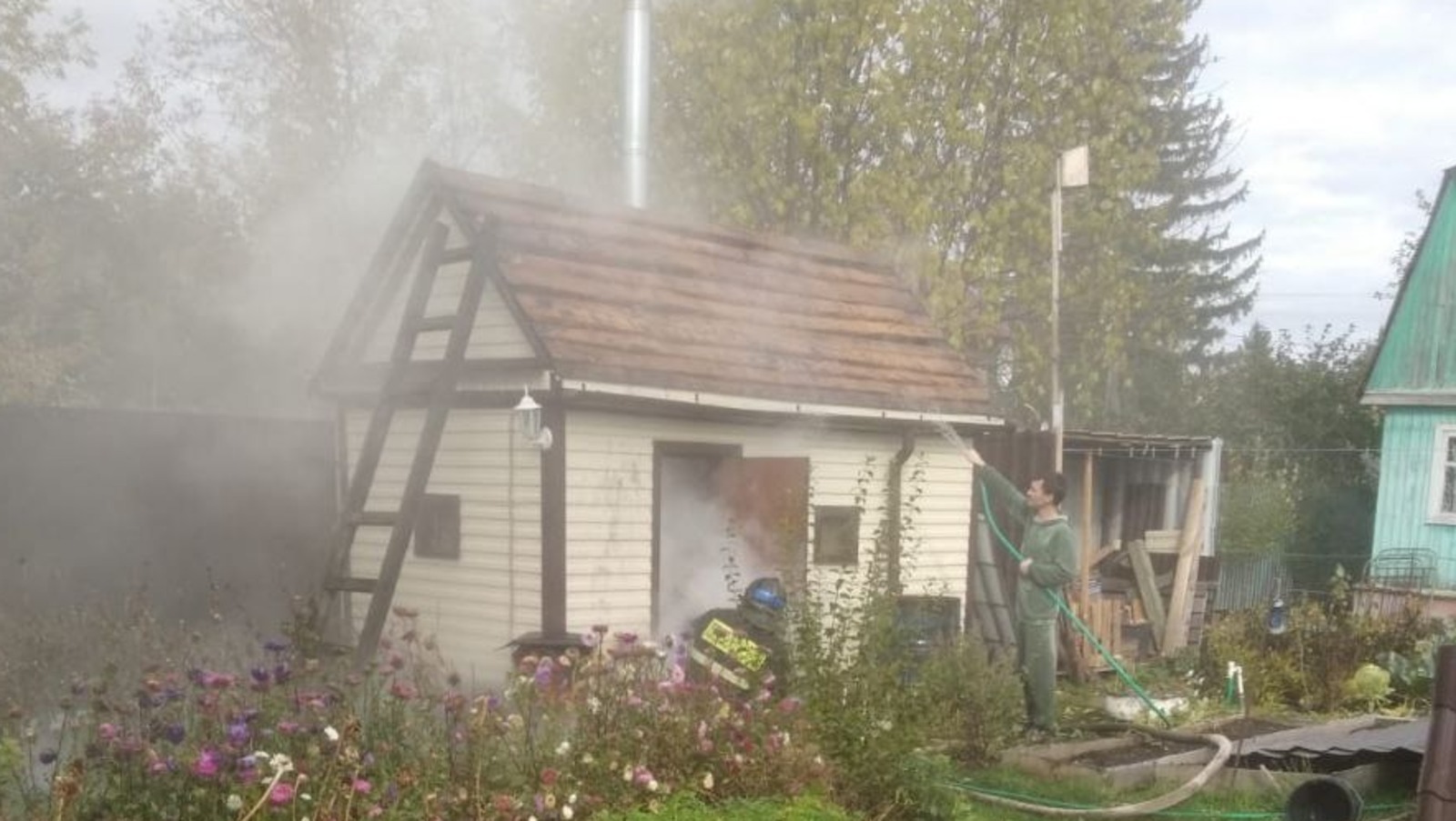 В Башкирии пожарные потушили горящую баню в садах