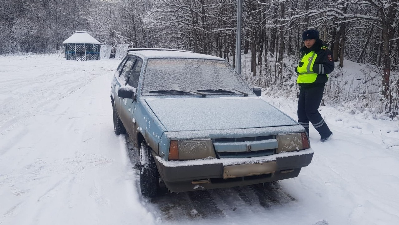 Сотрудники ГИБДД по Башкирии спасли замерзающего на трассе водителя