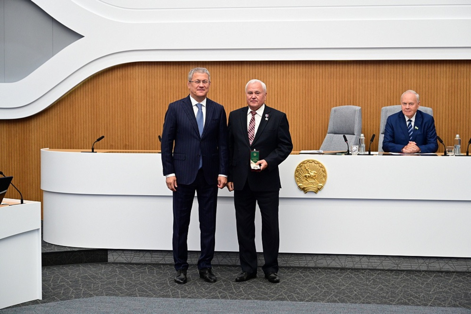 Радий Хабиров вручил орден генерала Шаймуратова Герою России Рифу Сахабутдинову