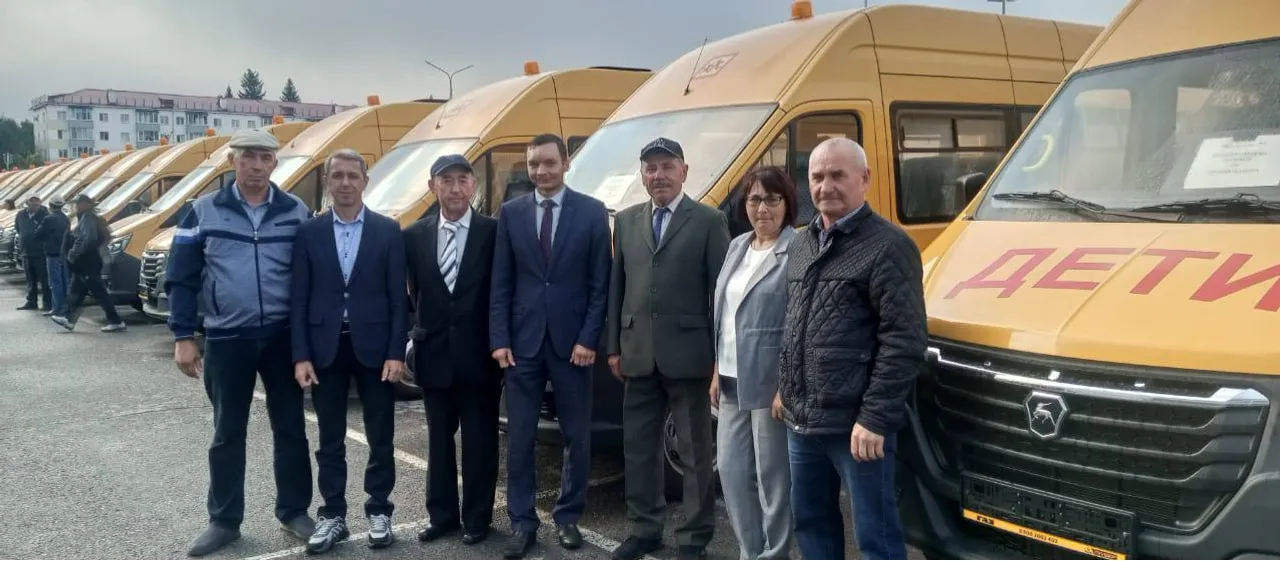 Школьный автопарк обновился новыми автобусами