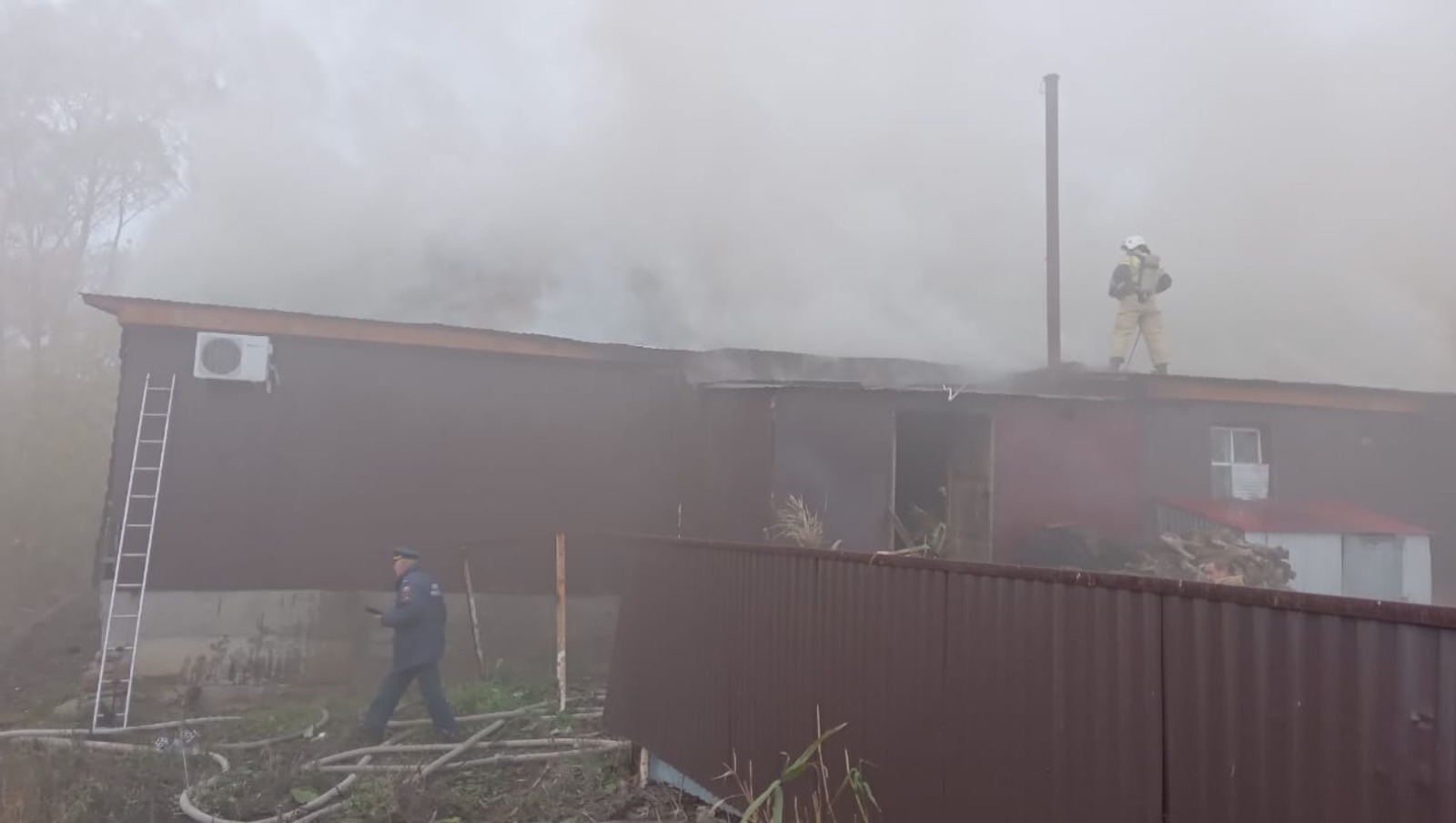 В Башкирии загорелось здание придорожного кафе