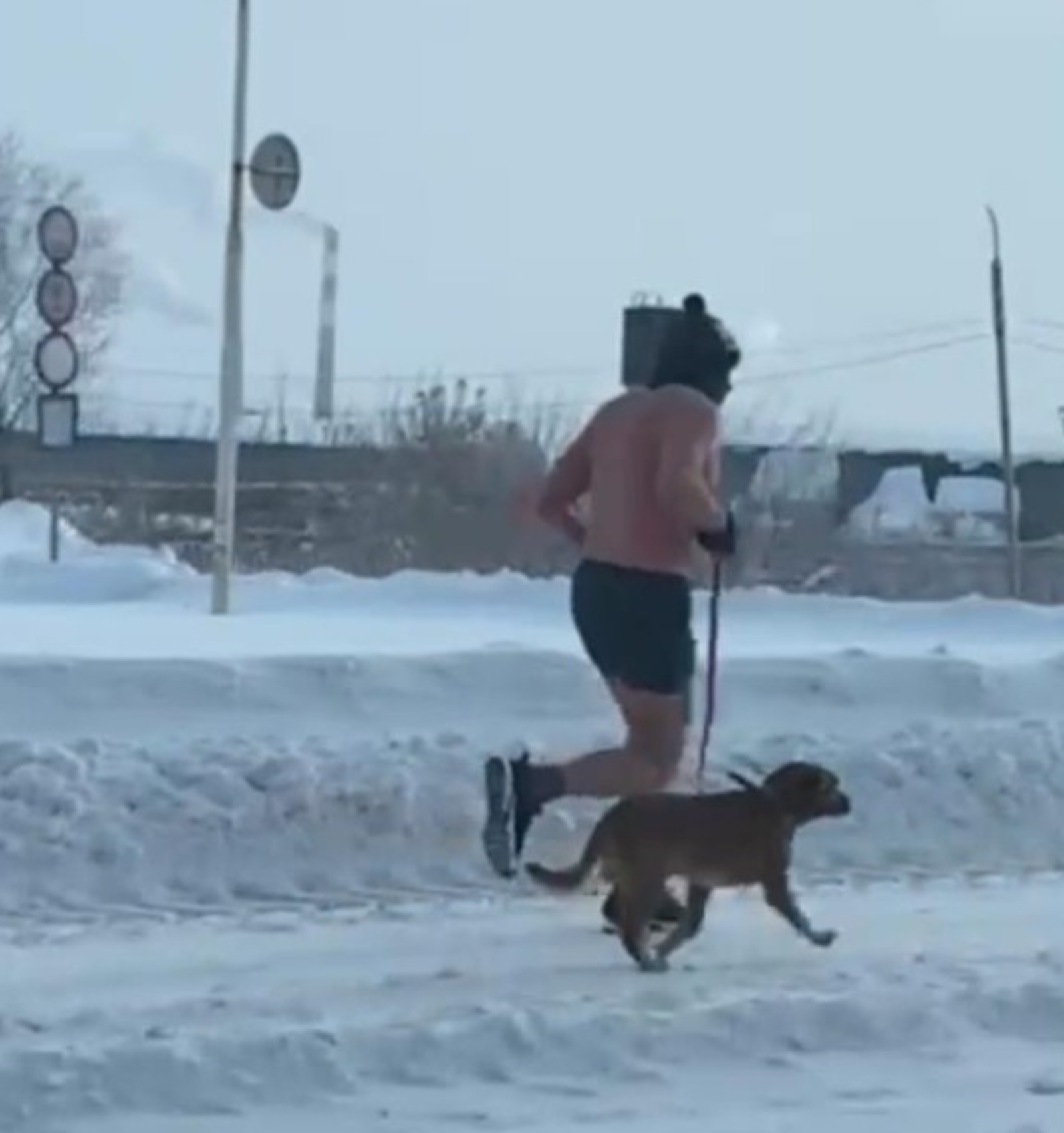 В Башкирии на улице в лютый мороз замечен закаленный бегун с собакой