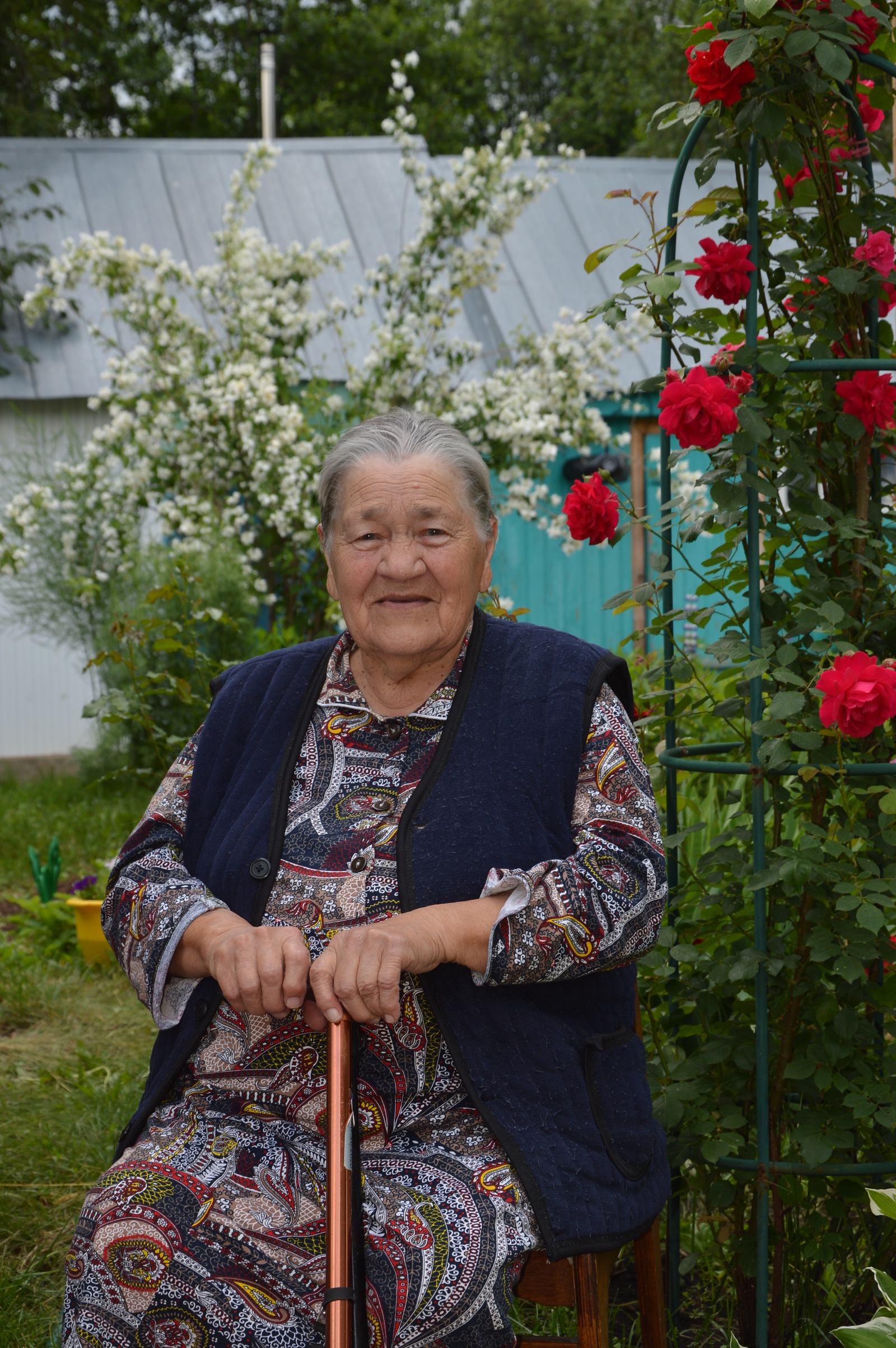 Дом под горой с цветами у крыльца