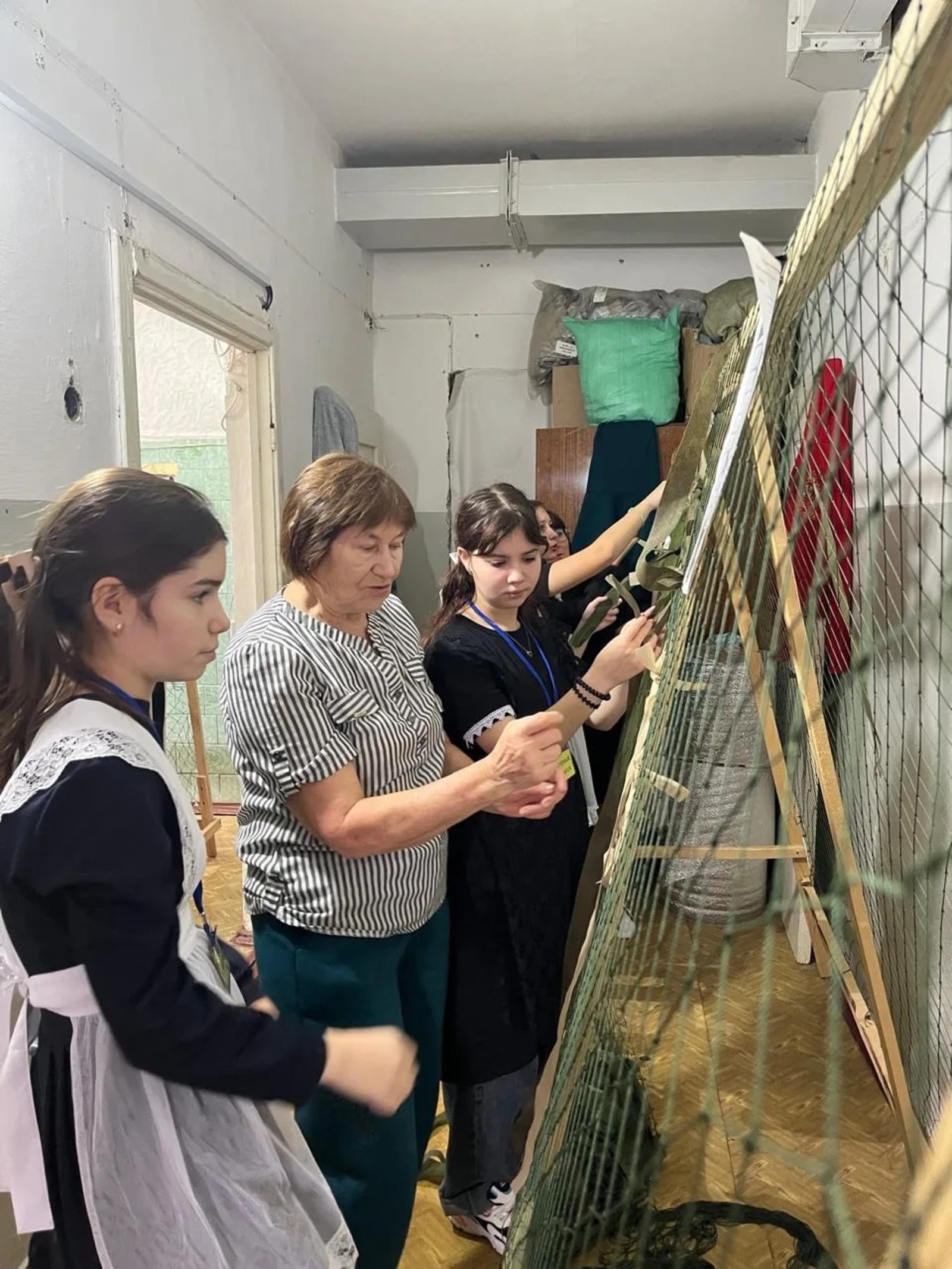 Уроки мастерства и заботы: школьники учатся плести сети для СВОих