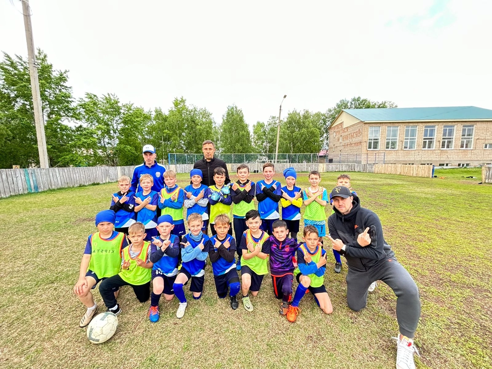 Маленькие игроки и большие мечты: в Стерлибашевском районе блогер-футболист посетил тренировку юных спортсменов