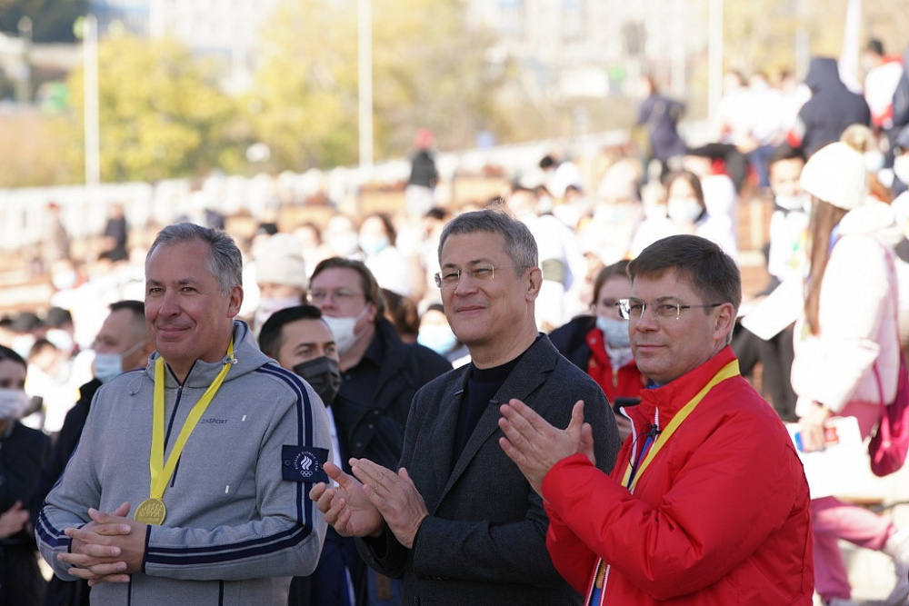 Радий Хабиров и президент ОКР Станислав Поздняков приняли участие во Всероссийском дне ходьбы