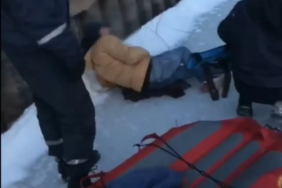 В Уфе мужчина сорвался с обрыва и упал на речной лед