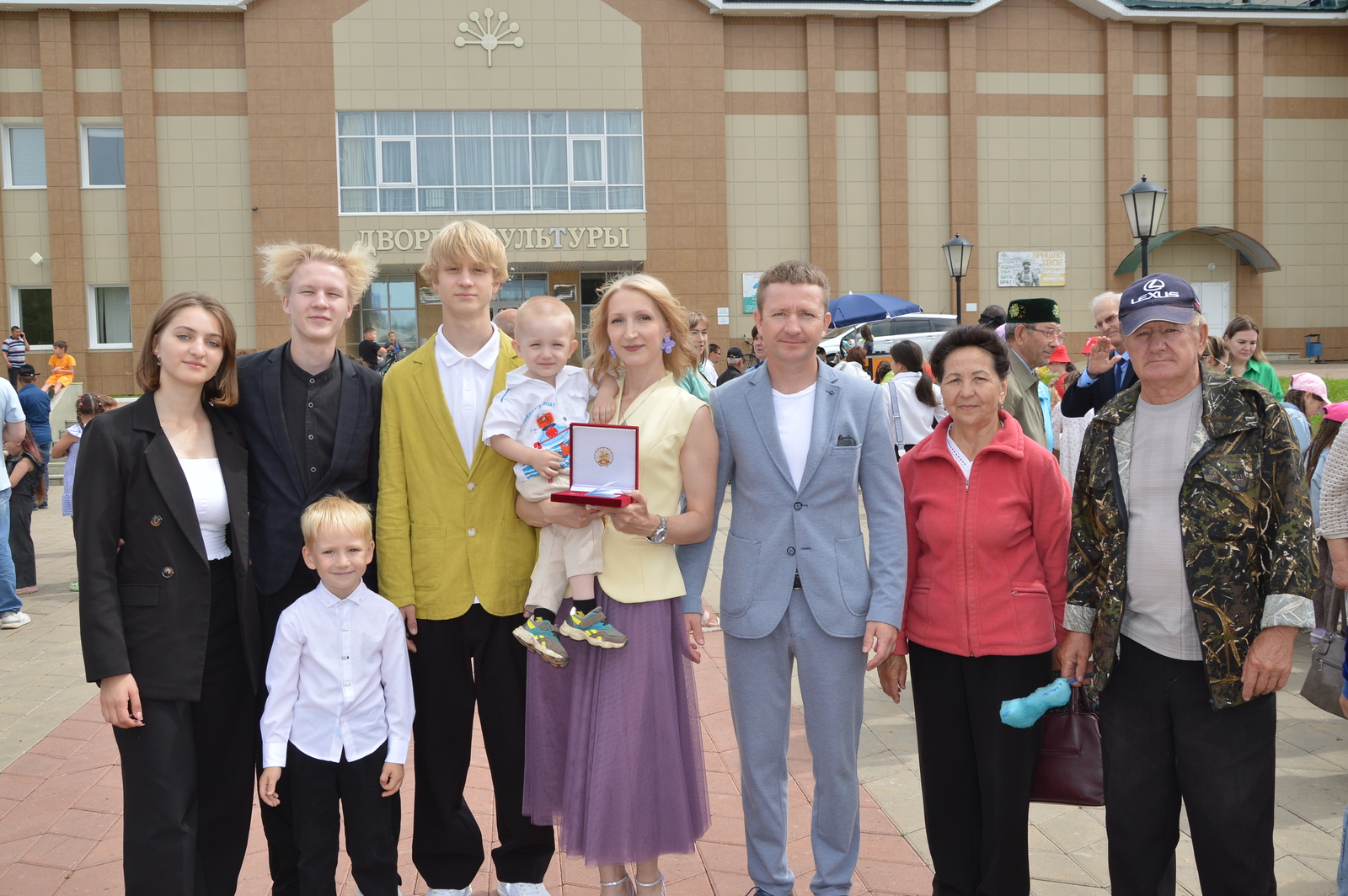 Красивый праздник в честь семьи, любви и верности