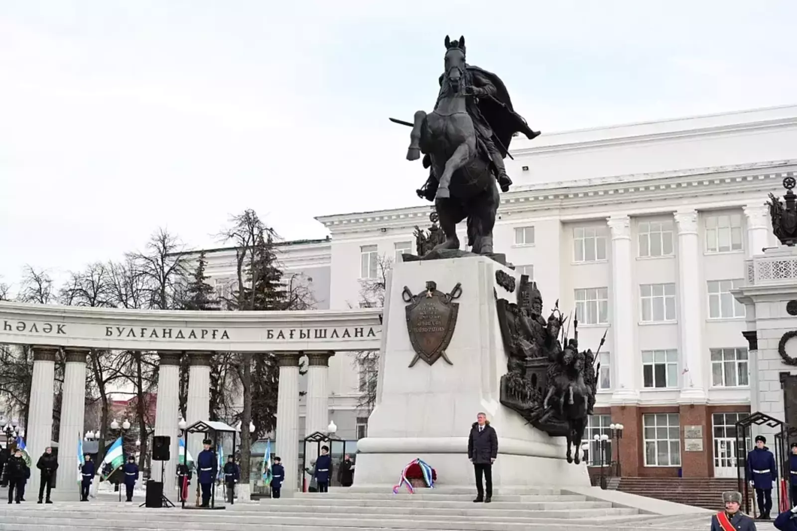 Радий Хабиров возложил цветы к памятнику Минигали Шаймуратова в Уфе