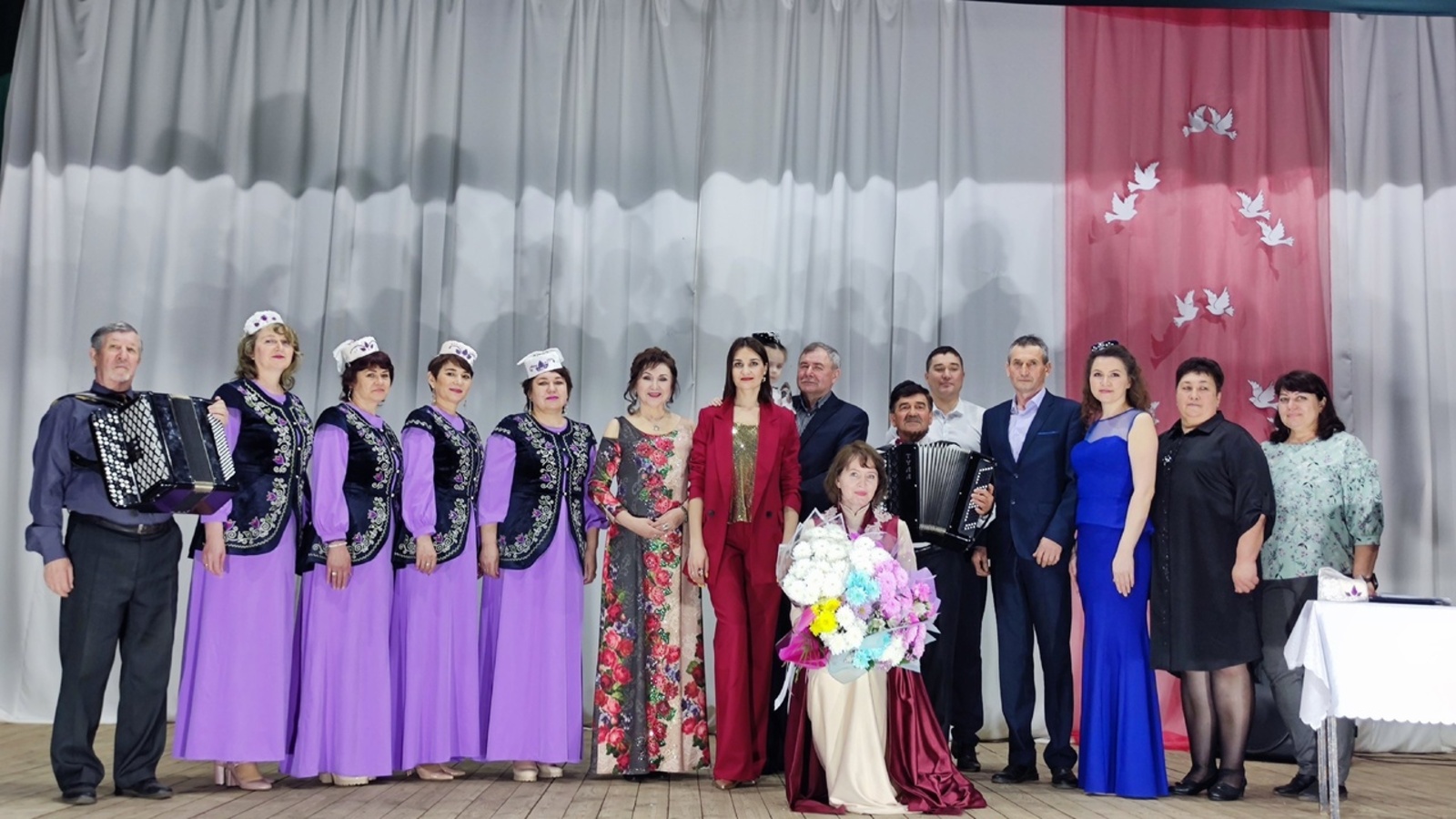 Презентация книги «Яратам» А.Юльякшиной состоялась на сцене Карагушского СДК