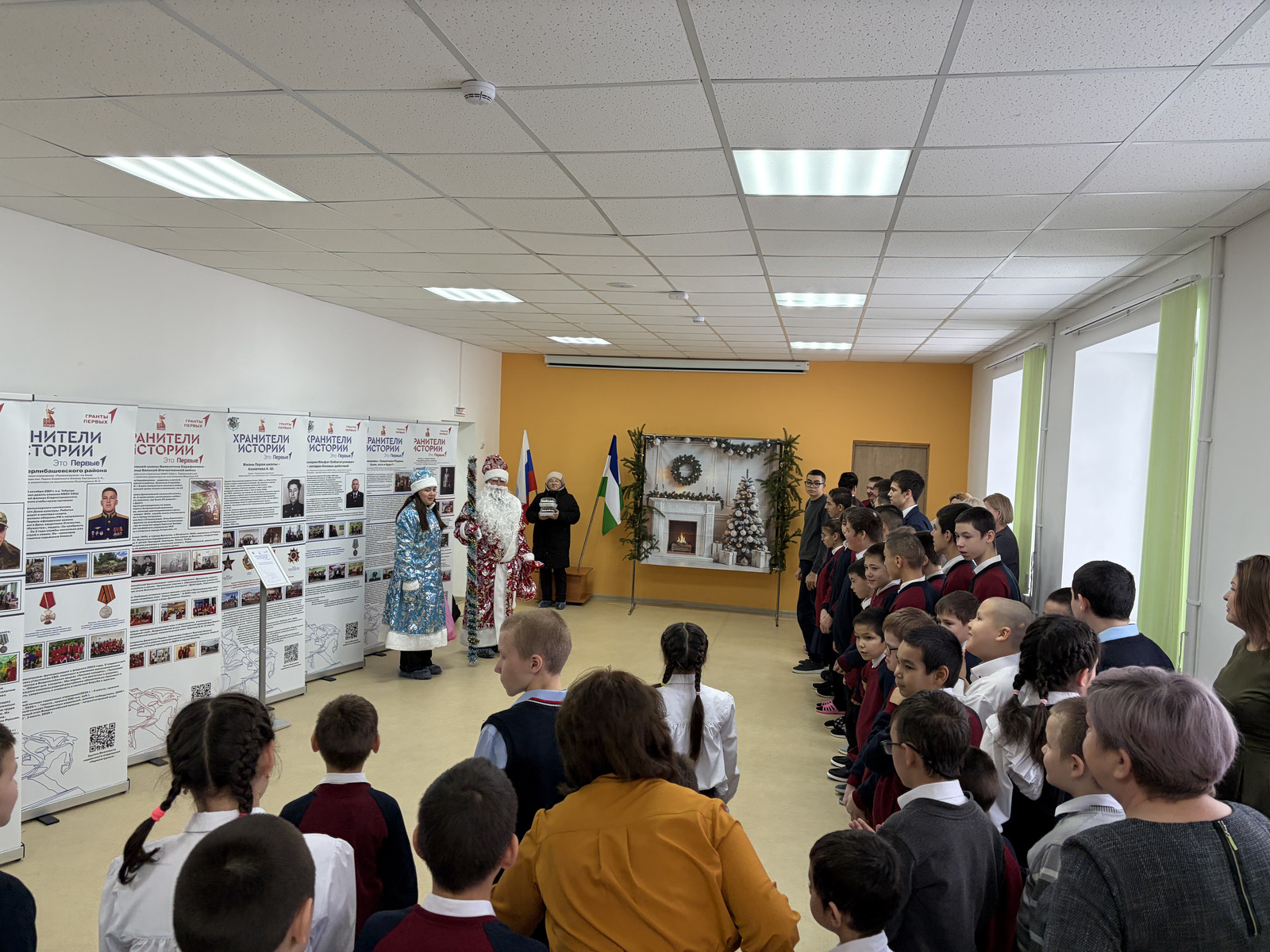 Вместо формы - костюмы Деда Мороза и Снегурочки