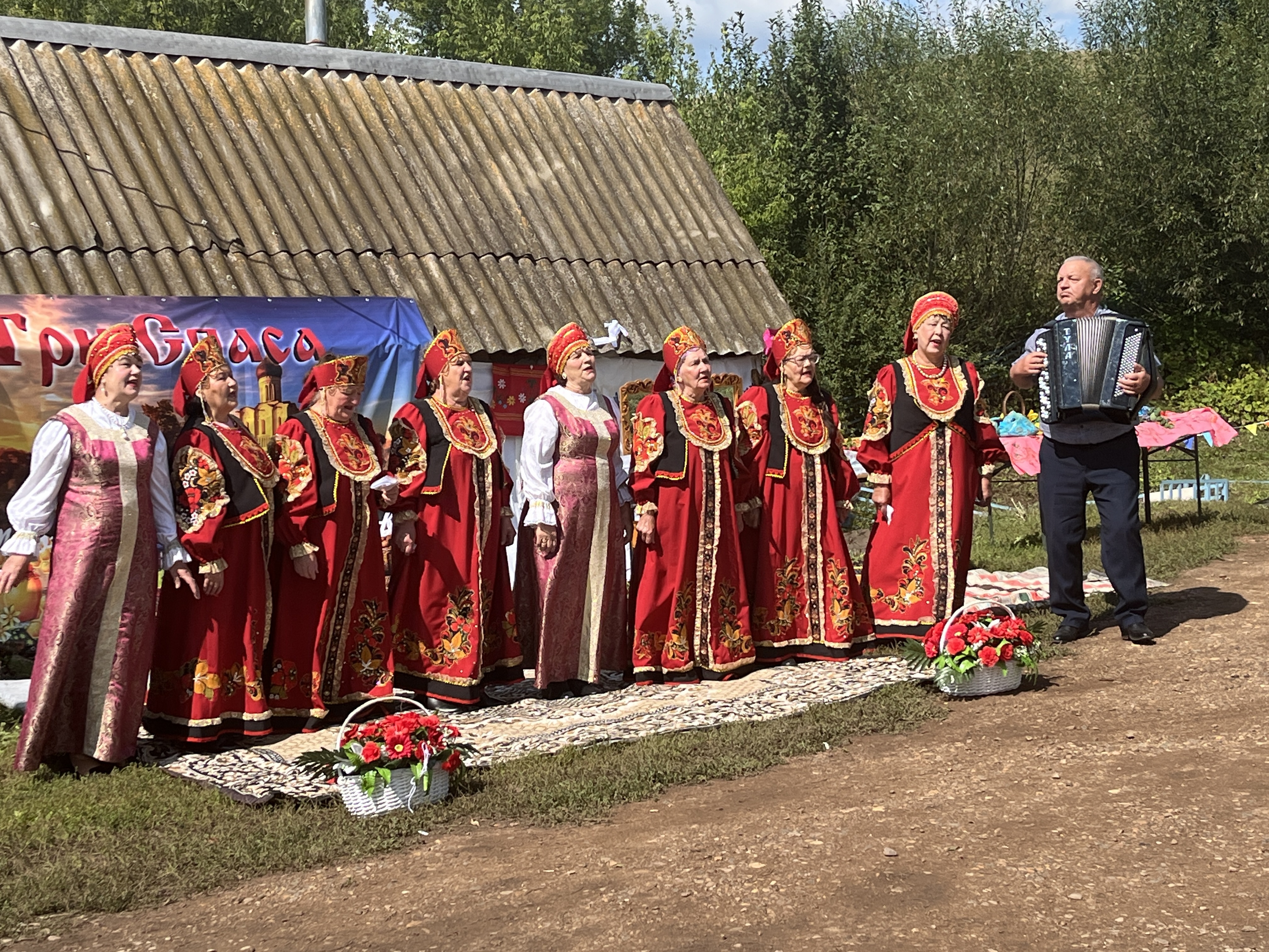 «Три Спаса» в Новониколаевке: праздник традиций и добрососедства