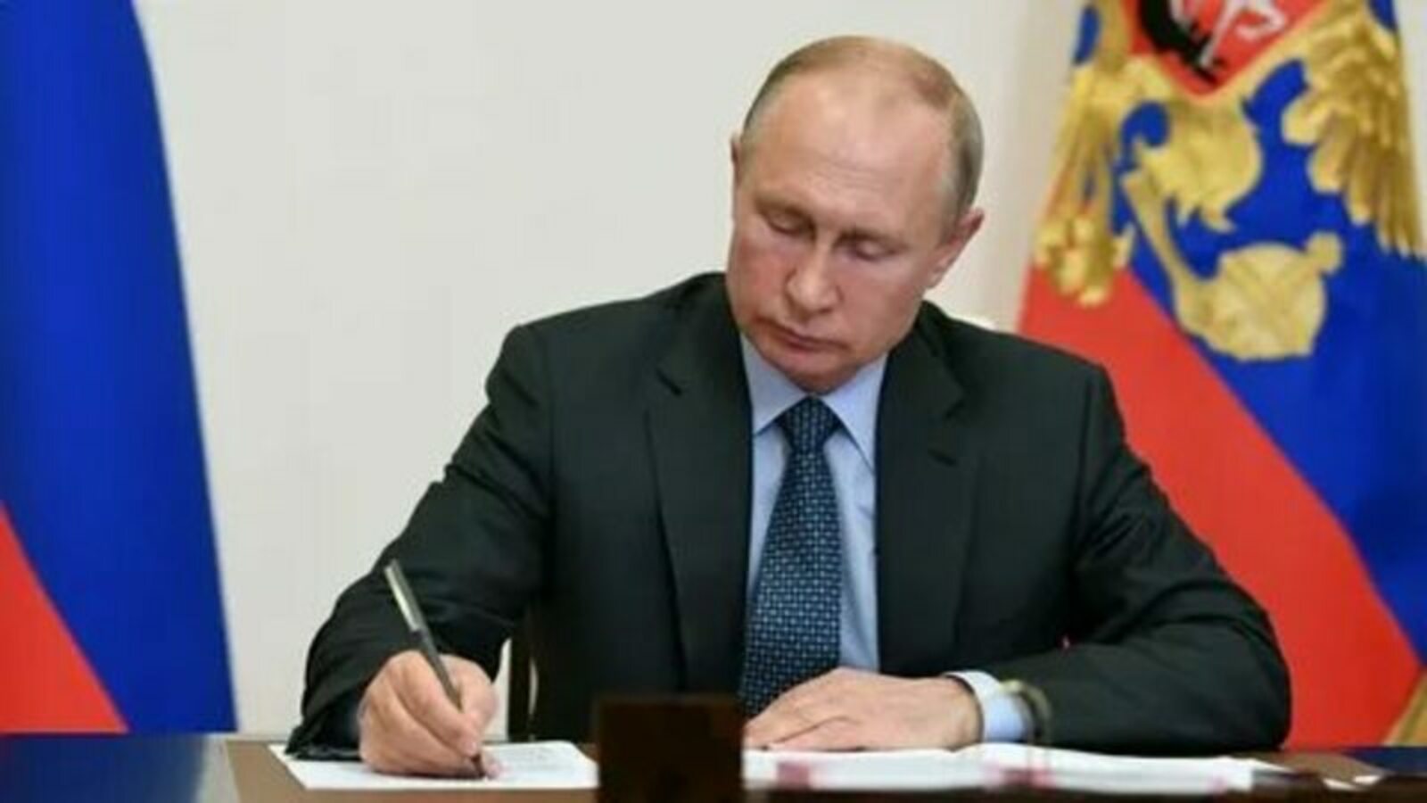 Путин подписал закон об ограничении повышенных комиссий банков
